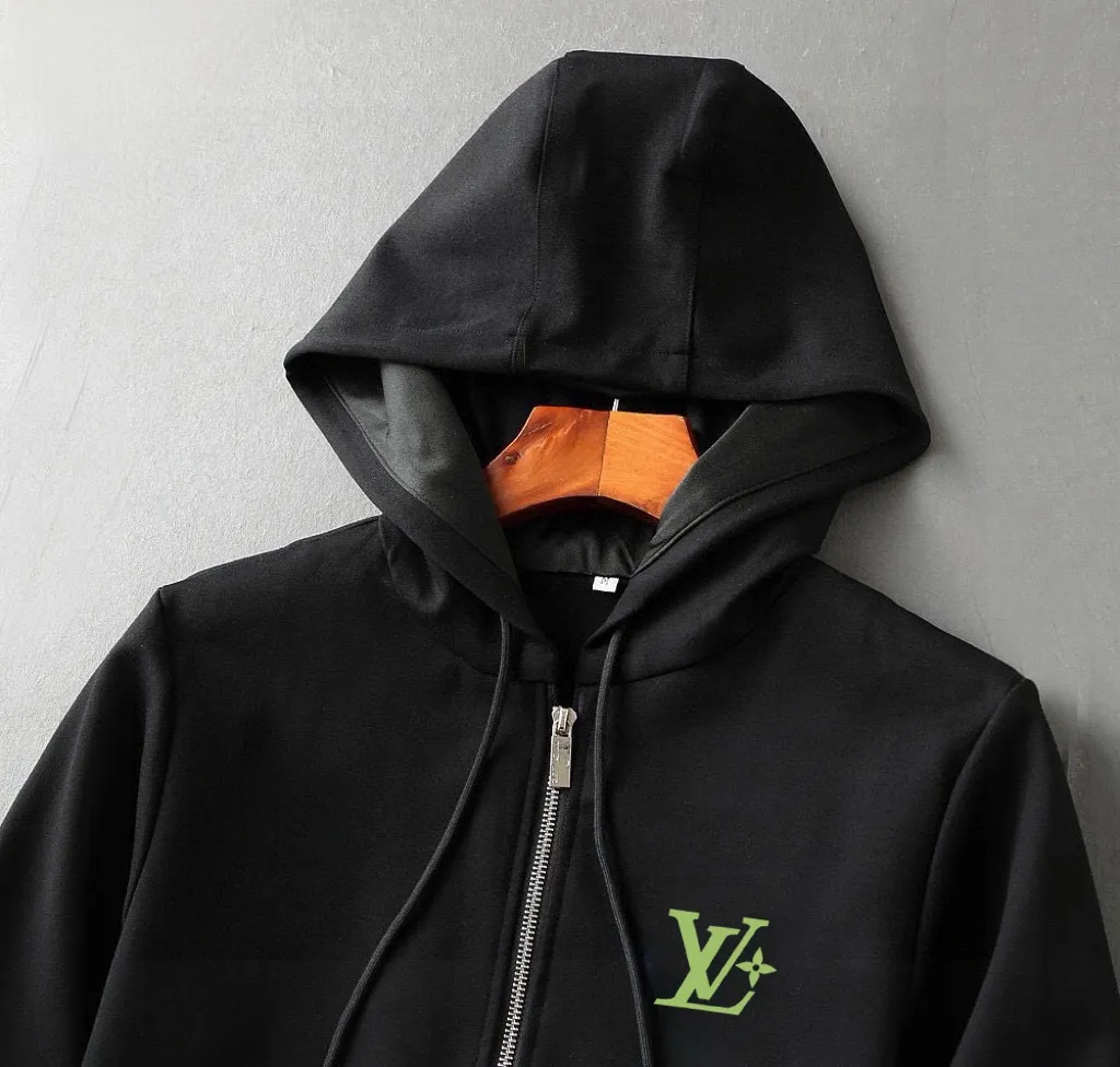 🅿️460 brand [LV Louis Vuitton] (velvet and thickened) 2025 autumn and winter new products, celebrities’ favorite fashion-flavored casual suits, clean and neat tailoring, full of urban style. Made of high-quality customized fabrics, the inner warmth is excellent, the hand feels soft and dry, and the upper body effect is crisp and stylish. The three-dimensional cutting process and the pattern are all of high standards, and the silhouette version has the right benefits! It is not tight at all, and you feel good when you wear it. So many top-quality raw materials create high-end products with unparalleled value. It is the first choice for high-end fashion people. (Size: M-4XL can wear up to 200 pounds)